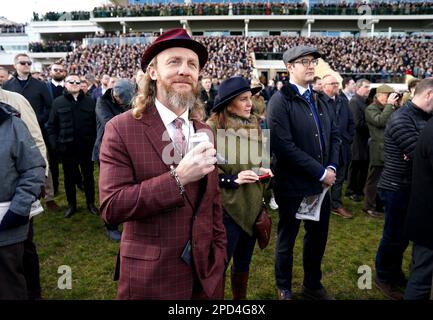 Rennfahrer, die am ersten Tag des Cheltenham Festivals auf der Cheltenham Racecourse das zweite Rennen des Tages, die Sporting Life Arkle Challenge Trophy Novice' Chase, verfolgen. Foto: Dienstag, 14. März 2023. Stockfoto