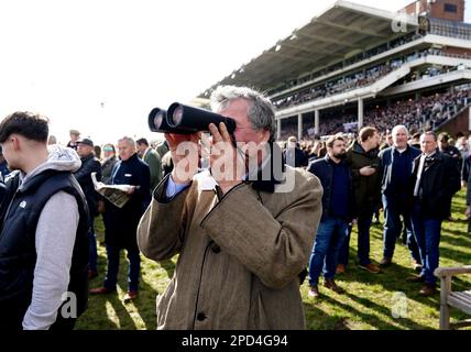 Rennfahrer, die am ersten Tag des Cheltenham Festivals auf der Cheltenham Racecourse das zweite Rennen des Tages, die Sporting Life Arkle Challenge Trophy Novice' Chase, verfolgen. Foto: Dienstag, 14. März 2023. Stockfoto