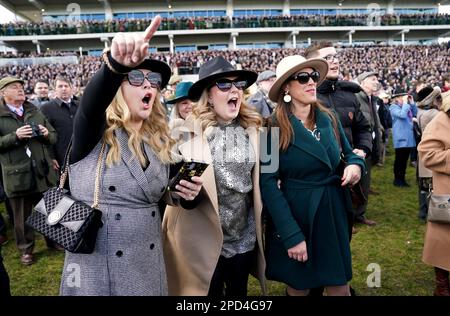 Rennfahrer, die am ersten Tag des Cheltenham Festivals auf der Cheltenham Racecourse das zweite Rennen des Tages, die Sporting Life Arkle Challenge Trophy Novice' Chase, verfolgen. Foto: Dienstag, 14. März 2023. Stockfoto