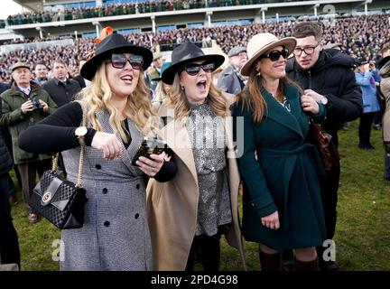 Rennfahrer, die am ersten Tag des Cheltenham Festivals auf der Cheltenham Racecourse das zweite Rennen des Tages, die Sporting Life Arkle Challenge Trophy Novice' Chase, verfolgen. Foto: Dienstag, 14. März 2023. Stockfoto