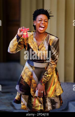 Der Musiker Yolanda Brown, der von König Karl III. Während einer Einweihungszeremonie im Buckingham Palace, London, während der Dienste für Musik, Musikunterricht und Rundfunk mit einem OBE ausgezeichnet wurde. Foto: Dienstag, 14. März 2023. Stockfoto