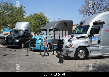 Houston, USA. 11. März 2023. Am 11. März 2023 werden im South by Southwest (SXSW) in Austin, Texas, USA, drei Lkw-Prototypen von Daimler Truck North America ausgestellt. Das zehntägige Festival South by Southwest (SXSW), das sich mit neuen kreativen Technologien befasst, begann am 10. März in Austin. Kredit: Bo Lee/Xinhua/Alamy Live News Stockfoto