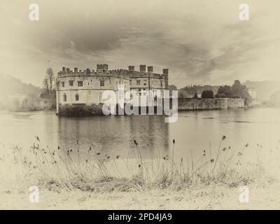 Dieses Schwarzweiß-Bild zeigt das aus dem 11. Jahrhundert stammende, normannische Gebäude von Leeds Castle im ländlichen Kent im Südosten Englands aus dem 12. Jahrhundert. Stockfoto