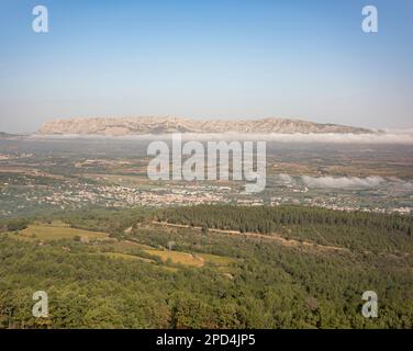 Panoramablick auf die berühmte Montagne Sainte Victoire und das bezaubernde Dorf Trets im malerischen Süden Frankreichs. Mit Kopierbereich Stockfoto