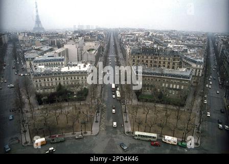 1970er, historisch, Blick über die Stadt Paris vom Arc de Triomphe, Frankreich, zeigt die verschiedenen Straßen, die aus dem Kreisverkehr kommen, und die berühmte Eiffeltour in der Ferne. Stockfoto