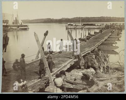 Belle Plain Landing, Virginia. Nein B612, Titel von Artikel, Fotograf bestimmt durch eine andere Version des Bildes in LOS 11486-E, Nr. 4, handgeschrieben auf Verso: „Miller, Vol. V, S. 236 - 37", handgeschrieben auf Mount: "Ponton Bridge, Belle Plain Landing, VA", aus dem Negativen: Bell Plain, Upper Wharf erbaut von E'g Corps C?P?D? Benham, Chief, 16. Mai 1864, Geschenk; Oberst Godwin Ordway, 1948. Vereinigte Staaten, Geschichte, Bürgerkrieg, 1861-1865, Vereinigte Staaten, Virginia. Stockfoto