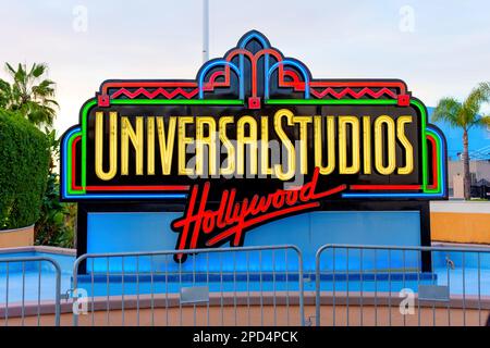 LOS ANGELES, KALIFORNIEN - 19. JANUAR 2023: Universal Studios Hollywood Schild am Ausgang des Freizeitparks Stockfoto