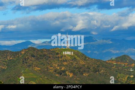 LOS ANGELES, KALIFORNIEN - 18. JANUAR 2023: Blick in die Ferne auf die Hollywood Hills Stockfoto