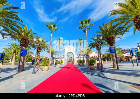 LOS ANGELES, KALIFORNIEN - 18. JANUAR 2023: Universal Studios Hollywood Eingang mit rotem Teppich Stockfoto