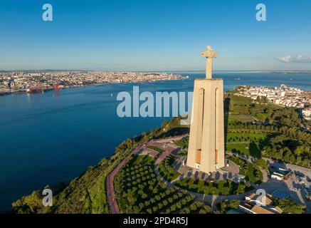 Heiligtum Christi des Königs. Katholisches Denkmal, das dem Heiligen Herzen Jesu Christi gewidmet ist und die Stadt Lissabon in Portugal überblickt. Stockfoto