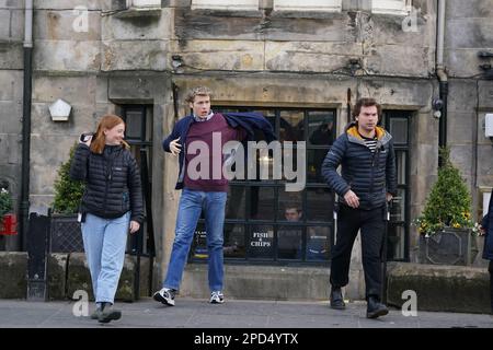 Ed McVey spielt die Rolle von Prinz William und filmt Szenen für die nächste Staffel der Krone in St. Andrews in Schottland. Foto: Dienstag, 14. März 2023. Stockfoto