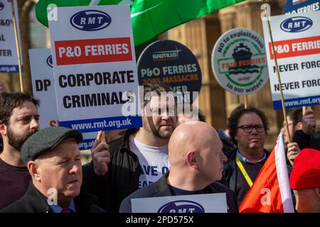 London, England, Großbritannien. 14. März 2023. RMT veranstaltet eine Rallye im Old Palace Yard vor dem britischen parlament, ein Jahr, seit 786 Mitarbeiter von P&O Ferries ihren Arbeitsplatz verloren haben. (Kreditbild: © Tayfun Salci/ZUMA Press Wire) NUR REDAKTIONELLE VERWENDUNG! Nicht für den kommerziellen GEBRAUCH! Kredit: ZUMA Press, Inc./Alamy Live News Stockfoto