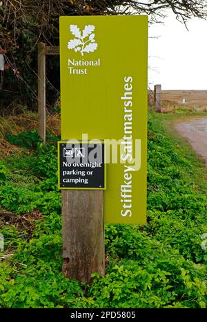 Ein Schild an der öffentlichen Straße zum National Trust verwaltete Salzmarschen an der Nordnorfolkküste in Stiffkey, Norfolk, England, Großbritannien. Stockfoto