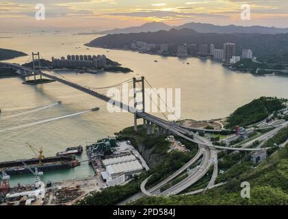 Filer einer allgemeinen Ansicht von United Dockyard (L) und einem Regierungsland auf der rechten Seite unter der Tsing Ma Bridge in Tsing Yi. Die von CK Hutchison gehaltene Hongkong United Dockyard Group schlug dem Stadtplanungsausschuss einen überarbeiteten Plan vor, in dem vorgeschlagen wurde, dass die Hong Kong United Dockyard in Tsing Yi zusammen mit dem Regierungsland im Norden, In der Nutzung als großmaßstäbliches, umfassendes privates Wohn- und öffentliches Wohnungsbauprojekt geändert werden. Es wird erwartet, dass insgesamt 15.075 Einheiten bereitgestellt werden. 04AUG19 SCMP/Martin Chan Stockfoto