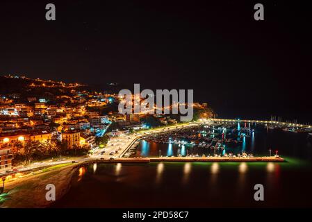 Nachtsicht von oben auf die Stadt Agropoli in Italien. Stockfoto