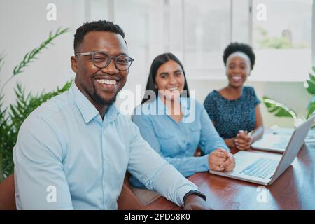 Porträt eines jungen Schwarzen mit Brille, Geschäftstreffen mit Kollegen Stockfoto