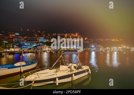 Nachtsicht auf die Küste mit Booten der Stadt Agropoli in Italien. Stockfoto