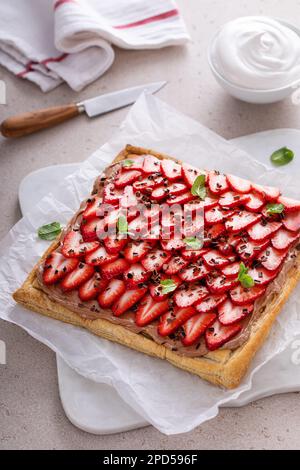 Frische Erdbeeren- und Schokoladen-Haselnuss-Torte auf Blätterteig Stockfoto