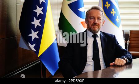 BOSNIEN UND HERZEGOWINA, SARAJEWO - 9. JULI 2022: Ehemaliger Präsident und nächster Kandidat für das Amt des Präsidenten von Bosnien und Herzegowina Bakir Izetbegovic Stockfoto