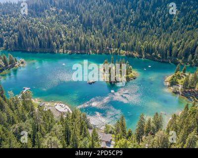 Luftbild des türkisfarbenen Kaumasee-Sees in den Alpen in Flims, Grisons, Schweiz Stockfoto