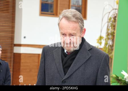 BOSNIEN UND HERZEGOWINA, SARAJEWO, 25. NOVEMBER 2022: Der ehemalige Präsident von Bosnien und Herzegowina (Bakir Izetbegovic) hält eine Rede für die Medien. Stockfoto