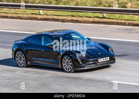 2020 Black PORSCHE TAYCAN 4S 93KWH Electricity 1-Gang-Automatikgetriebe; Fahren auf der Autobahn M6, Großbritannien Stockfoto