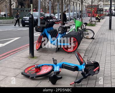 London, Großbritannien. 13. März 2023. Dott Elektrofahrräder, die kostenlos ausprobiert werden können, werden auf einem Bürgersteig in London aufgekastet und stellen eine Stolpergefahr dar. Kredit: Maureen McLean/Alamy Stockfoto