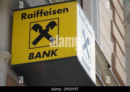 SARAJEVO, BOSNIEN UND HERZEGOWINA, 16. AUGUST 2022: Das Logo der Raiffeisenbank auf dem Gebäude. Foto des Banklogos mit markengelben Schildern auf der Straße Stockfoto