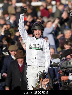 Jockey Nico de Boinville feiert nach dem Sieg der Trophäe „Unibet Champion Hurdle Challenge“ an Bord von Constitution Hill am ersten Tag des Cheltenham Festivals auf der Rennbahn Cheltenham. Foto: Dienstag, 14. März 2023. Stockfoto