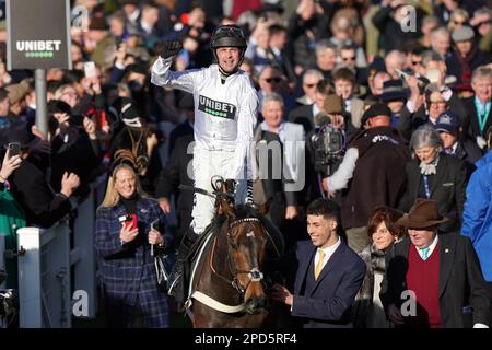 Jockey Nico de Boinville feiert nach dem Sieg der Trophäe „Unibet Champion Hurdle Challenge“ an Bord von Constitution Hill am ersten Tag des Cheltenham Festivals auf der Rennbahn Cheltenham. Foto: Dienstag, 14. März 2023. Stockfoto