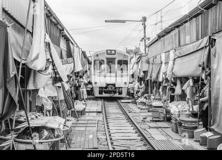 Maeklong Railway Market oder Hoop Rom bei Bangkok in Thailand Südostasien Stockfoto