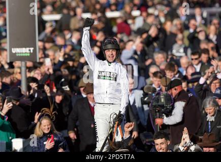 Jockey Nico de Boinville feiert nach dem Sieg der Trophäe „Unibet Champion Hurdle Challenge“ an Bord von Constitution Hill am ersten Tag des Cheltenham Festivals auf der Rennbahn Cheltenham. Foto: Dienstag, 14. März 2023. Stockfoto