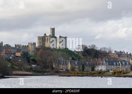 Blick auf Warkworth Castle über das Coquet Valley. Stockfoto