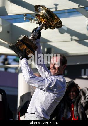 Jockey Nico de Boinville hebt die Trophäe, nachdem er am ersten Tag des Cheltenham Festivals auf der Cheltenham Racecourse die Trophäe „Unibet Champion Hürdle Challenge“ mit Constitution Hill gewonnen hat. Foto: Dienstag, 14. März 2023. Stockfoto