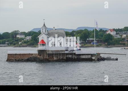 Norwegen, Oslo, Dyna Fyr ist ein Leuchtturm an der Küste des Oslo Fjords. Der ehemalige Leuchtturm wurde 1874 erbaut. Im Jahr 1992 wurde das Haus des Leuchtturmwärters wiedereröffnet Stockfoto