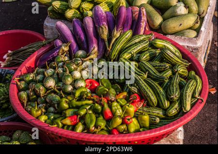 Frisches Gemüse zum Verkauf auf dem russischen Markt, einschließlich Auberginen und Chilis, Phnom Penh, Kambodscha. © Kraig Lieb Stockfoto