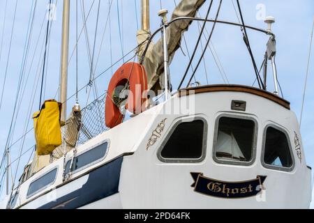 Das Boot, Ghost, an Land am Yachthafen in der Stadt Amble, Northumberland, Großbritannien. Stockfoto