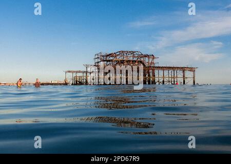 The West Pier at Low Tide, Brighton Beach - Brighton & Hove, East Sussex, Großbritannien Stockfoto