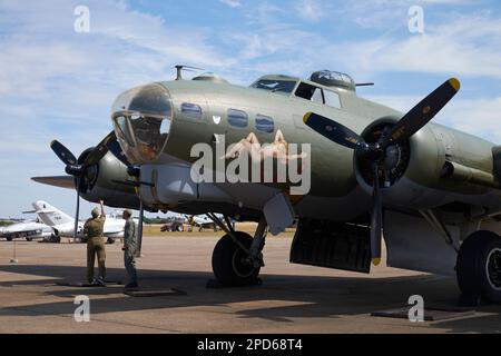 Bodenbesatzung, die nach dem Flug eine Inspektion des Boeing B-17G „Sally B“ WW2 Bombers im Imperial war Museum Duxford, Cambridgeshire, Großbritannien, durchführt. Stockfoto