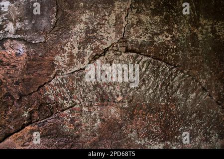 Hintergrund der Steintextur. Nahaufnahme einer Steinoberfläche mit Rissen und Kratzern Stockfoto