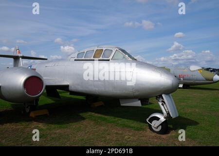 Im Newark Air Museum in Nottinghamshire, England, wird ein zweisitzendes Gloster Meteor T7-Trainer ausgestellt. Stockfoto