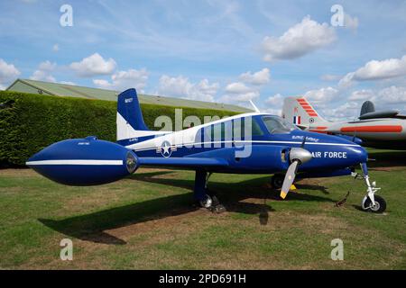 Eine Cessna 310A im Newark Air Museum, Nottinghamshire, England. Es wurde als USAF U-3A „Blue Canoe“-Flugzeug neu gestrichen. Stockfoto