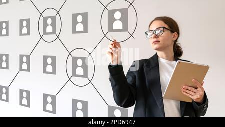 Interaktionskonzept des Unternehmens, Frau mit digitalem Tablet und Infografik von Menschen in der Gemeinschaft. Stockfoto