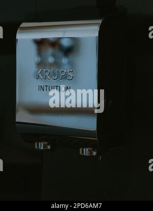 Ein minimalistisches, sauberes und luxuriöses Apartment Stockfoto