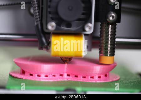 Nahaufnahme von Kunststoffteilen mit 3D-Drucker. Stockfoto