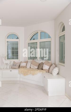 Inneneinrichtung eines modernen Wohnzimmers mit weißen und braunen Kissen Stockfoto