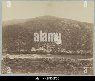 Harper's Ferry, West Virginia. Blick auf Loudon, d. h. Loudoun Heights. Nr. 441, Titel von Artikel, handgeschrieben auf Verso: „Maryland Heights (wie auf Duplikatdruck)“, handgeschrieben auf Verso: „Miller, Vol. 2, S. 325“, Gift; Oberst Godwin Ordway; 1948. Vereinigte Staaten, Geschichte, Bürgerkrieg, 1861-1865, Vereinigte Staaten, West Virginia, Harper's Ferry. Stockfoto