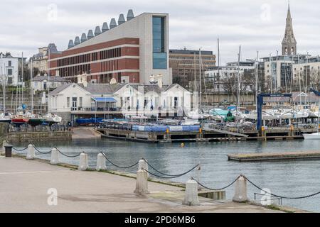 Das Ufergebiet dominiert von der neuen Lexicon Bibliothek und Kulturzentrum, Dun Laoghaire, Irland Stockfoto