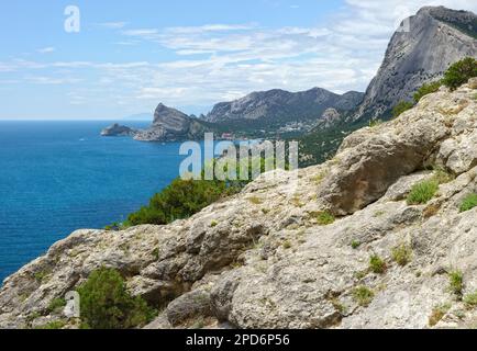 Malerischer Panoramablick aus einem hohen Winkel von der Festung Sudak Genoese in Richtung der Stadt Novy Svet (Neue Welt) auf der Krim, Russland. Stockfoto