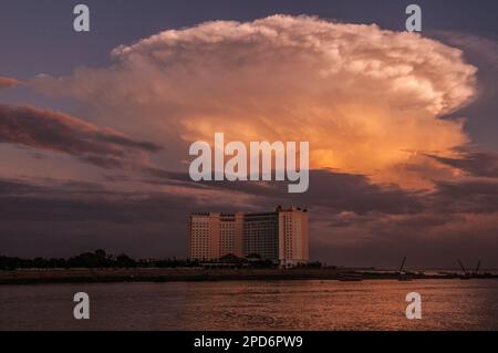 Sturmwolken in der Dämmerung über dem Sokha Hotel, Chroy Changvar Halbinsel, Phnom Penh, Kambodscha. Kredit: Kraig lieb Stockfoto